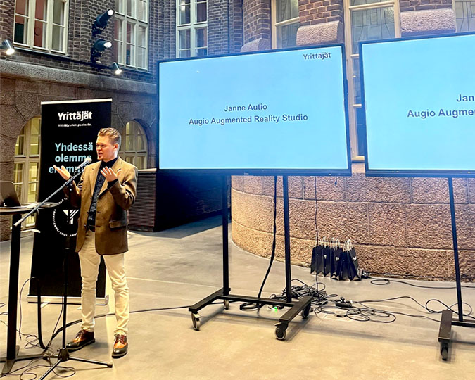 Janne Autio, Augio Augmented Reality Studion yrittäjä puhumassa Lahden kaupungintalolla Hankintamarkkinoilla. Kuva: Mira Tevajärvi / Teva Design