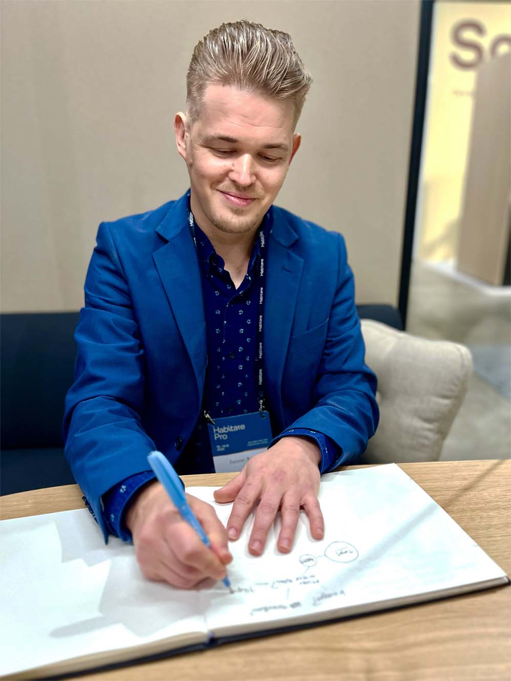 Ota yhteyttä. Digimuotoilija Janne Autio, Augio Augmented Reality Studio. Muotoilutoimiston yrittäjä. Augio tuottaa lisättyä todellisuutta, interaktiivsia 3D-malleja ja digitaalista muotoilua.