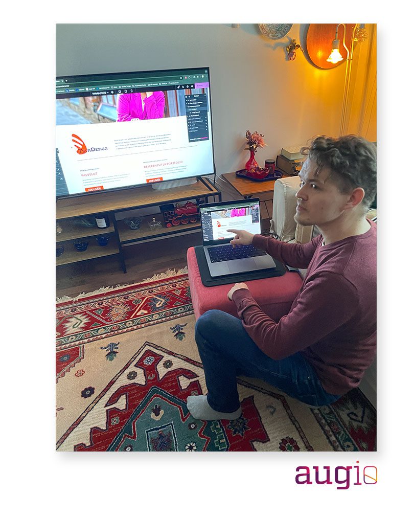 Augion Janne Autio työskentelee Teva Designin verkkosivujen parissa Teva Designin kotitoimistolla